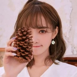 Juwas NEW ARRIVAL Mismatched Daisy Inspired Earrings