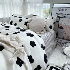 Juwas Black Flower Printed Beddings Set